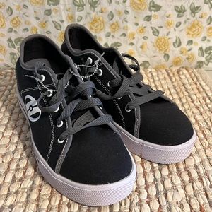 Heelys Canvas Sneakers in Size 7